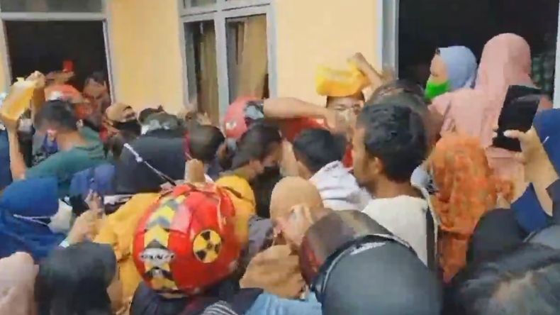 Operasi Pasar di Lampung Ricuh, Warga Jarah Minyak Goreng