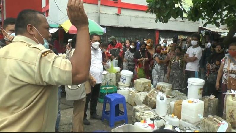 title Puluhan Pedagang di Semarang Serbu Operasi Pasar Minyak Goreng Puluhan Pedagang di Semarang Serbu Operasi Pasar Minyak Goreng