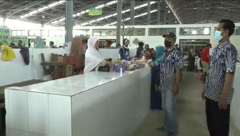 title Pedagang Tahu Tempe di Kendal Mogok Berjualan, Primkopti Sweeping Pasar Pedagang Tahu Tempe di Kendal Mogok Berjualan, Primkopti Sweeping Pasar