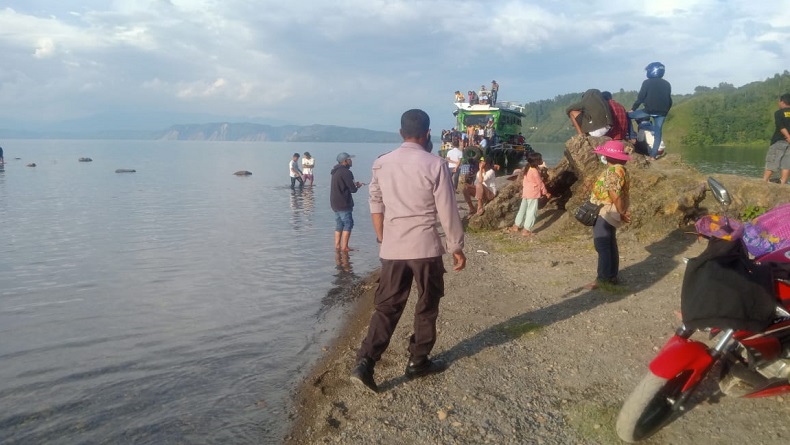 Wisatawan Hilang saat Mandi-Mandi di Pinggir Danau Toba