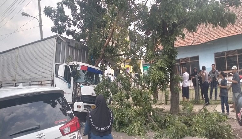 2 Truk Tabrakan di Cianjur, Sopir Hanya Lecet Meski Terjepit Bodi Ringsek