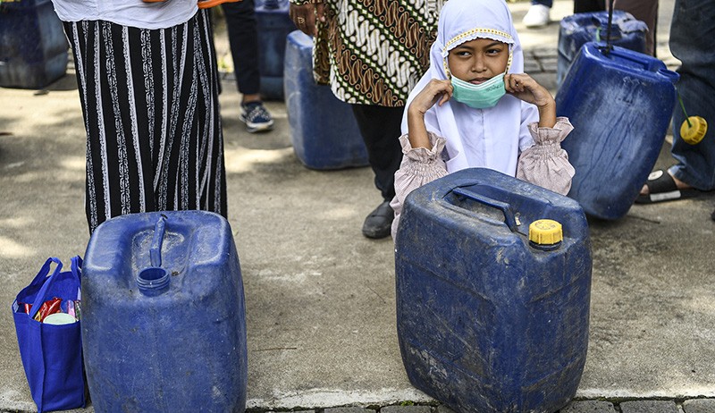 Puluhan Emak-Emak Bawa Jeriken Kosong Tuntut Gubernur Anies Sediakan Air Layak Minum - Bagian 4