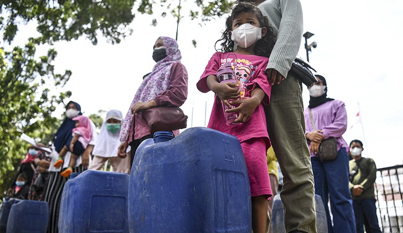 Puluhan Emak-Emak Bawa Jeriken Kosong Tuntut Gubernur Anies Sediakan Air Layak Minum - Bagian 2