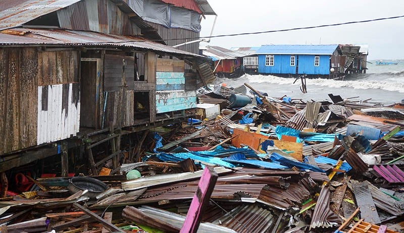 Penampakan Rumah Hanyut dan Rusak Diterjang Gelombang Tinggi di Kota Sorong - Bagian 1