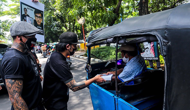 Aksi Solidaritas Pendukung Jerinx Bagikan Nasi Bungkus dan Masker - Bagian 2