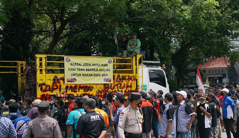Ratusan Sopir Truk Geruduk Kantor Dishub Jateng, Tolak Aturan ODOL - Bagian 1