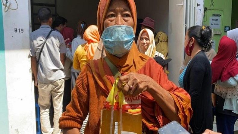 title Operasi Pasar di Batang, 2.000 Liter Minyak Goreng Ludes Diserbu Warga  Operasi Pasar di Batang, 2.000 Liter Minyak Goreng Ludes Diserbu Warga
