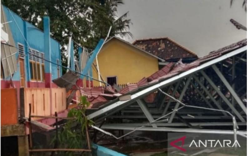 Banyuasin Diterjang Puting Beliung, Sejumlah Rumah dan Sekolah Rusak