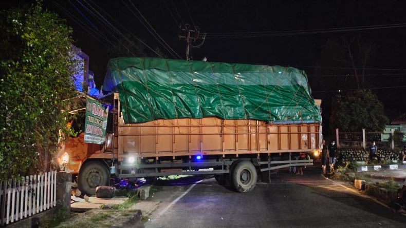 Rem Blong, Truk Angkut Mi Instan Tabrak Toko di Bangka Barat
