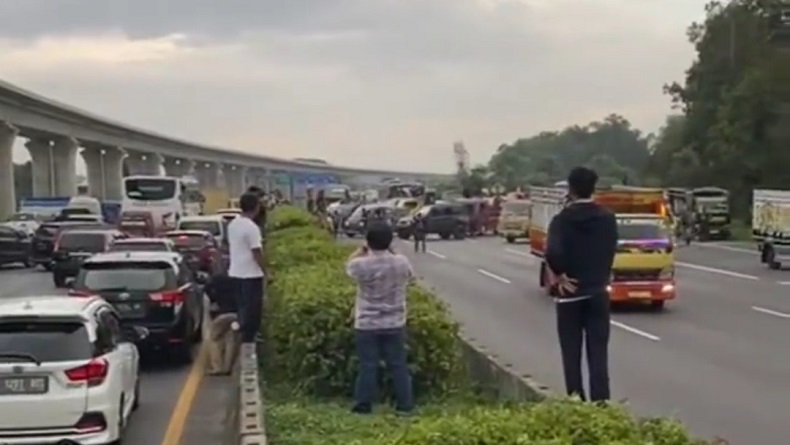 TNI-Polri Dikerahkan Atasi Aksi Sopir Truk Blokade Tol Purbaleunyi
