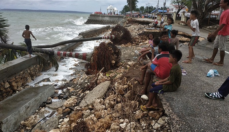 Jalan Penghubung Buton-Kota Baubau Putus Diterjang Gelombang Tinggi - Bagian 2