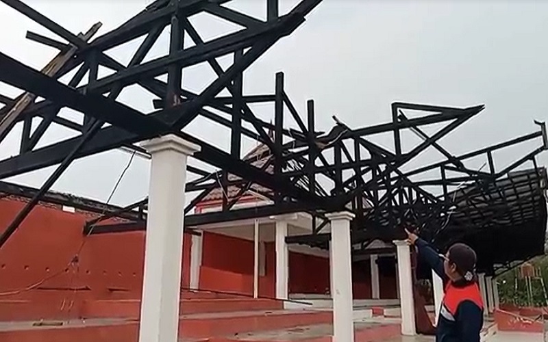 title Atap Tribun Stadion Mutiara Asahan Rontok Diterjang Angin Puting Beliung Atap Tribun Stadion Mutiara Asahan Rontok Diterjang Angin Puting Beliung