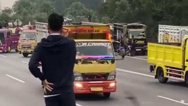 Kronologi Kejadian Puluhan Sopir Truk Blokade Tol Purbaleunyi