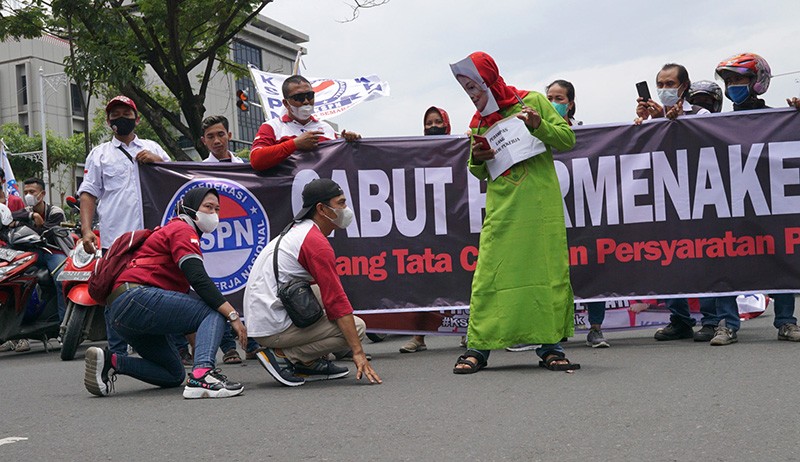 Buruh Semarang Demo Kantor DPRD Jateng, Tolak Permenaker No 2 Tahun 2022 - Bagian 2