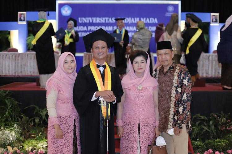 Melihat Perjuangan Giri Trisno Raih Gelar Sarjana UGM di Tengah Keterbatasan Penglihatan