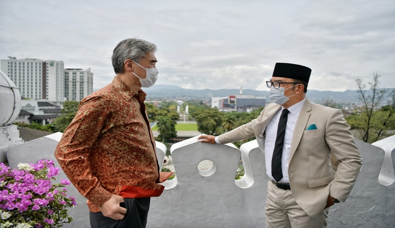 Lobi Kerja Sama Ekonomi, Ridwan Kamil Ajak Dubes AS Naik Puncak Gedung Sate