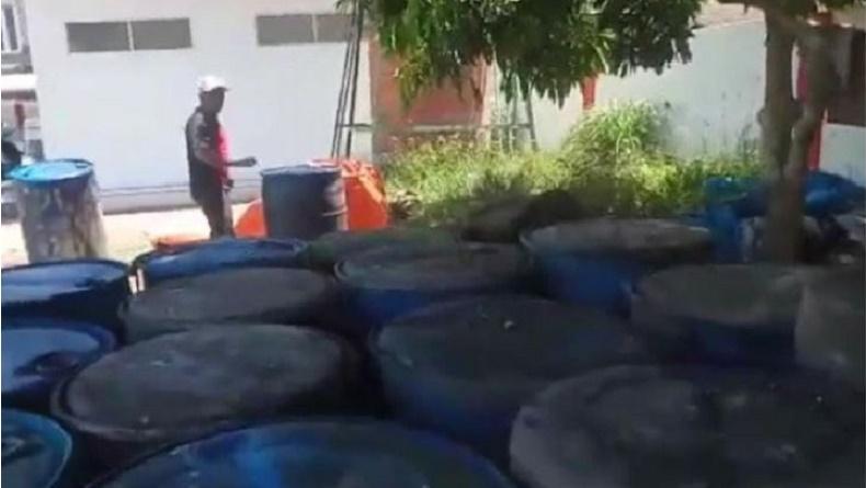 title Anggota DPRK Aceh Timur Temukan 54 Drum Berisi Minyak Goreng Curah di SPBU Anggota DPRK Aceh Timur Temukan 54 Drum Berisi Minyak Goreng Curah di SPBU