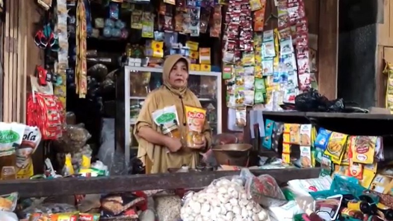 title Pedagang di Kendal Mengeluh, Beli Minyak Goreng Harus Sepaket dengan Sabun Mandi Pedagang di Kendal Mengeluh, Beli Minyak Goreng Harus Sepaket dengan Sabun Mandi