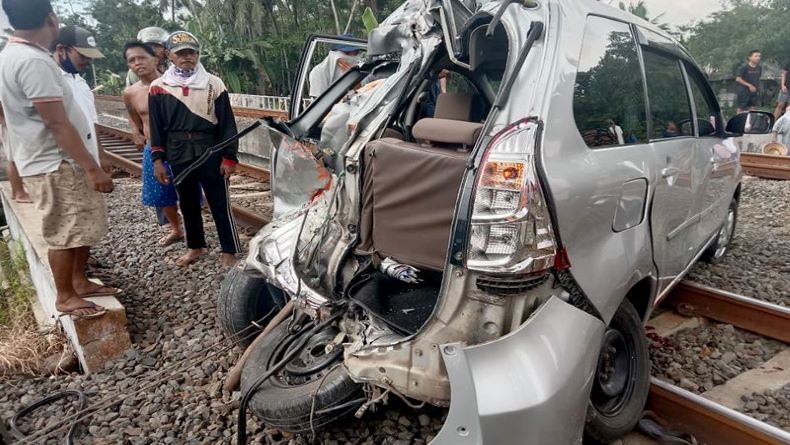 Mobil Tertabrak KA Bangunkarta di Banyumas, 2 Tewas 