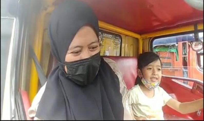 title Cerita Nenek Agustin Ikut Demo Tolak Aturan ODOL, Kemudikan Truk Ditemani Cucu Cerita Nenek Agustin Ikut Demo Tolak Aturan ODOL, Kemudikan Truk Ditemani Cucu