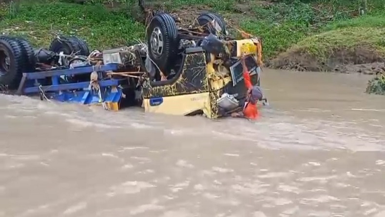 title Waduh, Sungai Cijurey Majalengka Meluap, Truk Pasir Terseret Arus Sejauh 50 Meter Waduh, Sungai Cijurey Majalengka Meluap, Truk Pasir Terseret Arus Sejauh 50 Meter