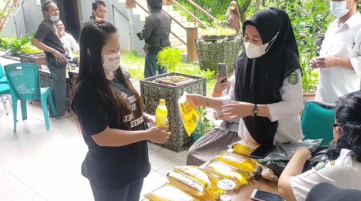 Dapat Minyak Goreng, Vaksinasi di Parepare Diserbu Emak-Emak