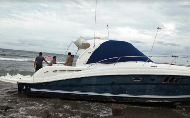 Yacht Berbendera Malaysia Terdampar di Perairan Bali, Diikat Tali agar Tak Hanyut