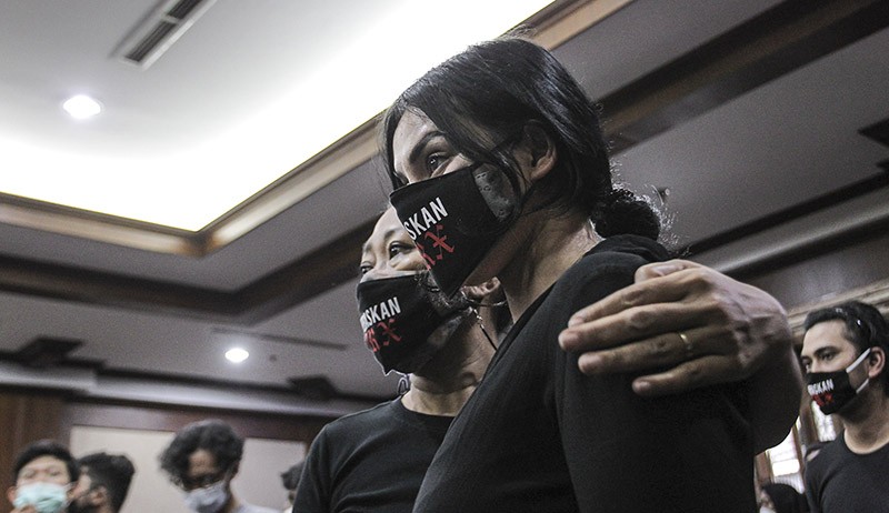 Divonis 1 Tahun Penjara, Jerinx Dipeluk Nora Alexandra - Bagian 2