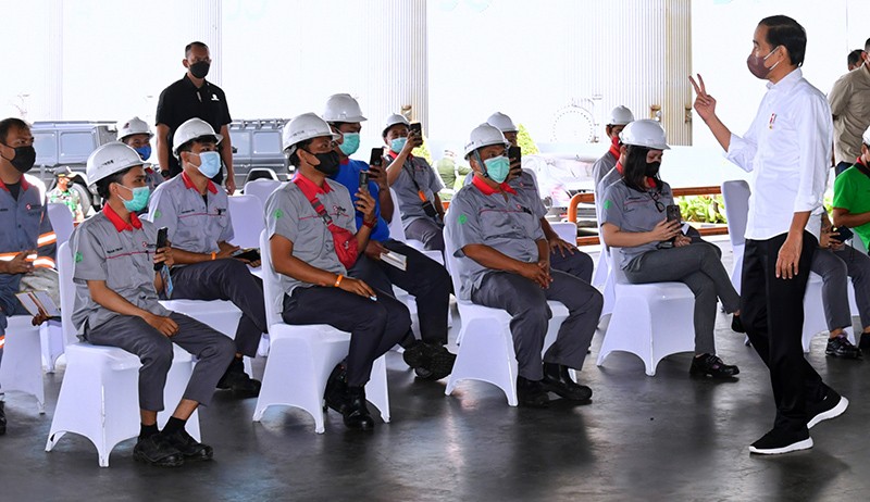 Jokowi Tinjau Vaksinasi Booster bagi Pekerja Kawasan Industri Smart Marunda - Bagian 1