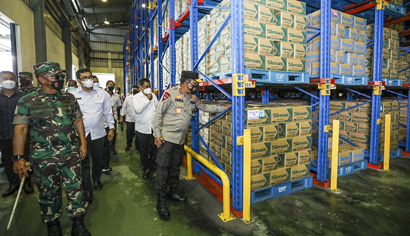 TNI-Polri Kawal Pendistribusian 1,1 Juta Kg Minyak Goreng yang Ditumpuk di Sumut - Bagian 2