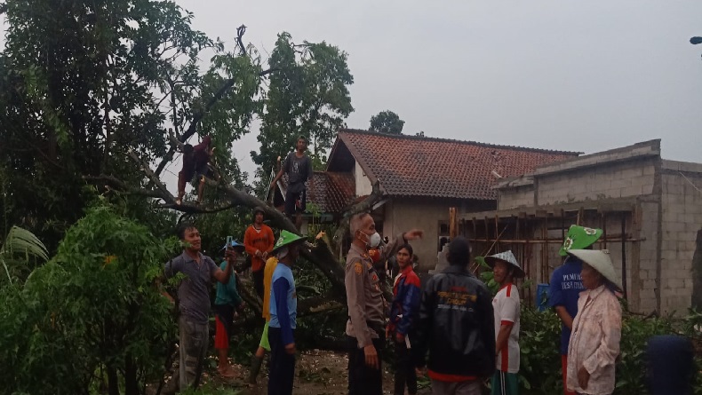 Cerita Ngerinya Bencana Angin Kencang di Indramayu, Lilis: Suaranya Bergemuruh