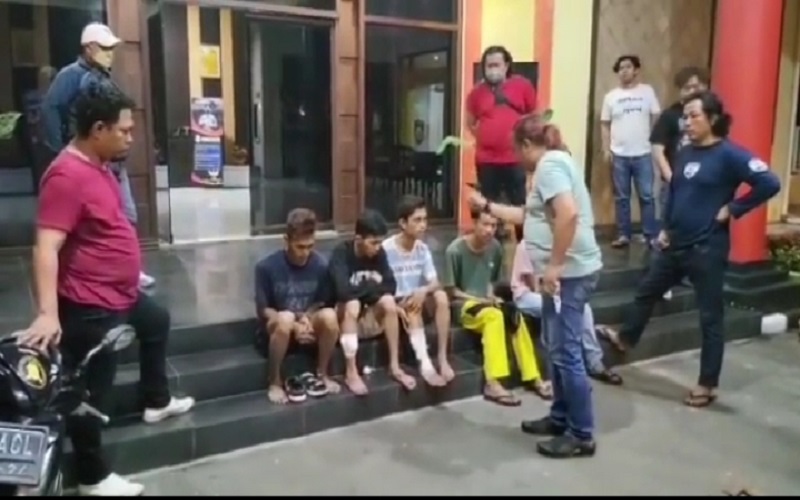 title Polisi Tembak Begal Sadis Bersenjata Pedang dan Gergaji di Palembang Polisi Tembak Begal Sadis Bersenjata Pedang dan Gergaji di Palembang