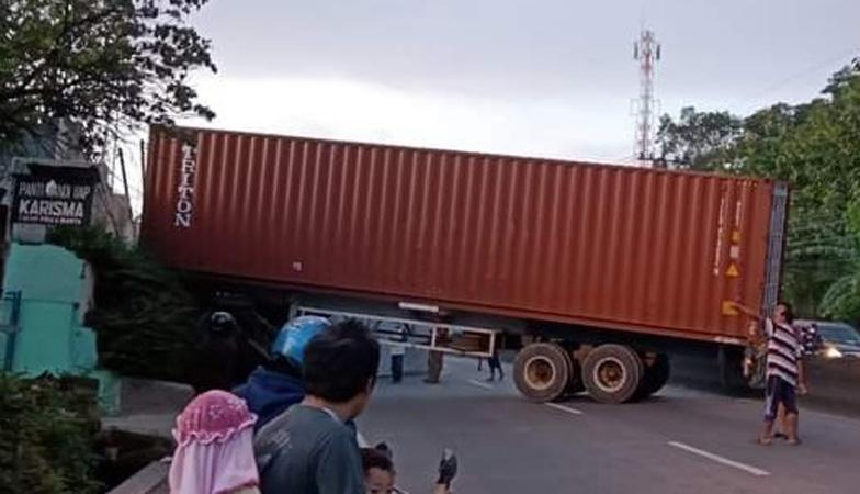 Evakuasi Truk Tabrak Kontainer  Butuh Waktu Lama, Jalur Semarang-Bawen Macet 