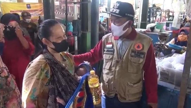 title OP Minyak Goreng di Tegal, Seorang Ibu Rela Antre Sambil Gendong Bayi OP Minyak Goreng di Tegal, Seorang Ibu Rela Antre Sambil Gendong Bayi