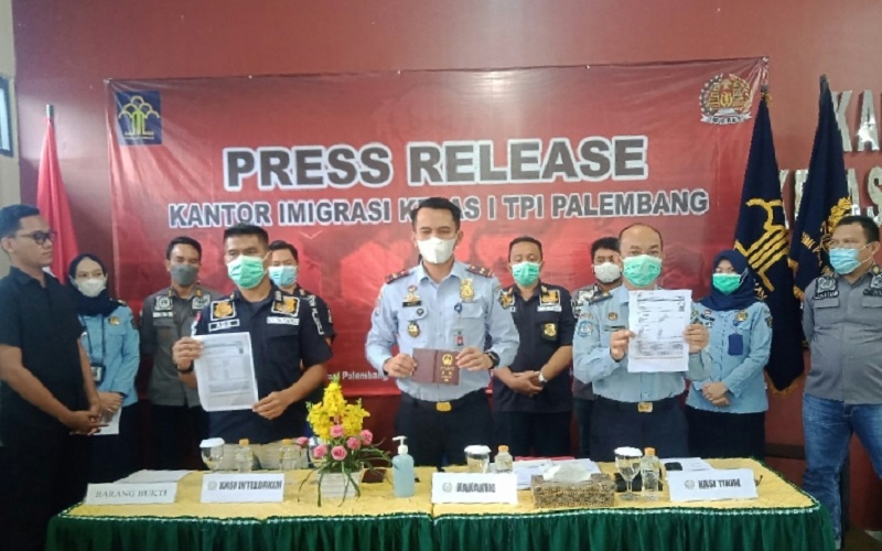 title Imigrasi Palembang Deportasi WNA Asal China dan Tegur Perusahaan yang Mempekerjakannya Imigrasi Palembang Deportasi WNA Asal China dan Tegur Perusahaan yang Mempekerjakannya