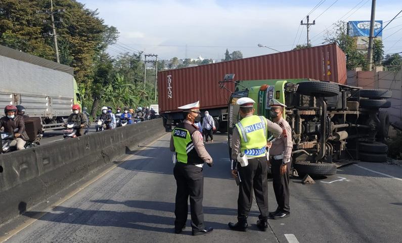  Truk Tabrak Kontainer di Bawen, Arus Lalu Lintas Semarang-Solo Tersendat