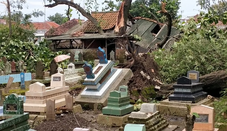 Diamuk Angin Puting Beliung, Makam Keramat di Kongsijaya Indramayu Rusak