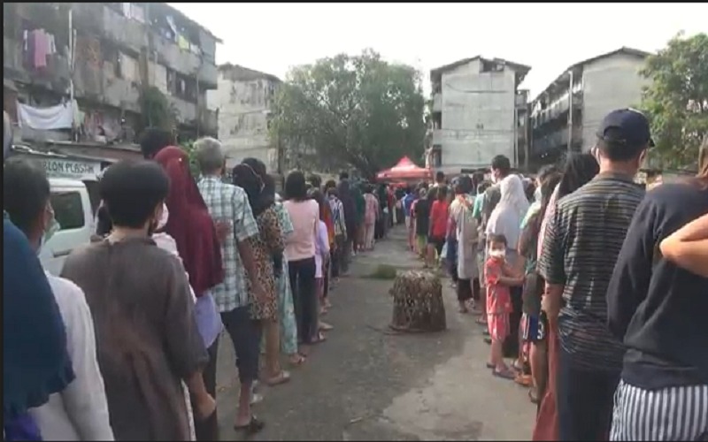 title Demi 2 Liter Minyak Goreng, Warga Rusun Palembang Antre Puluhan Meter Demi 2 Liter Minyak Goreng, Warga Rusun Palembang Antre Puluhan Meter