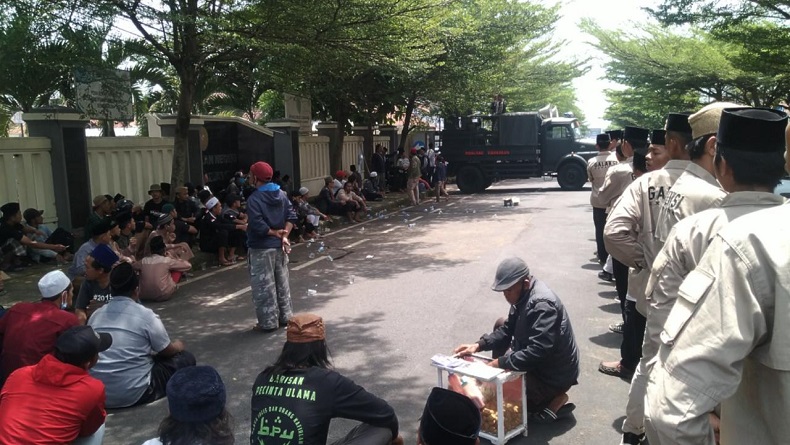 title Sidang Tuntutan Penista Agama M Kace Memanas, Massa Islam Geruduk PN Ciamis Sidang Tuntutan Penista Agama M Kace Memanas, Massa Islam Geruduk PN Ciamis