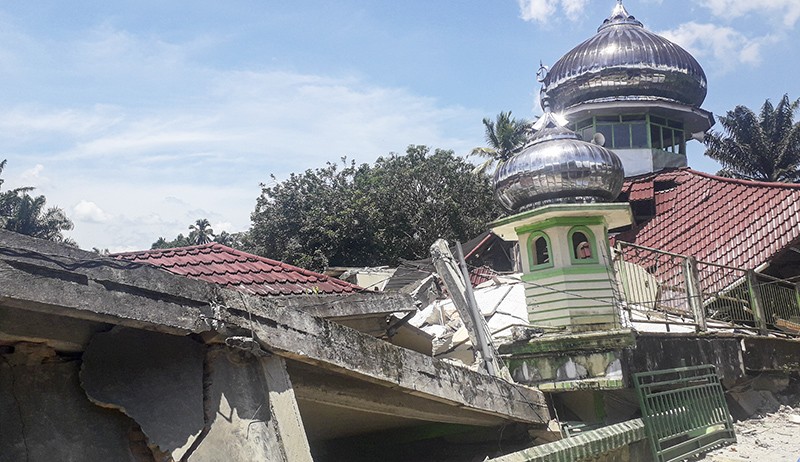 Penampakan Bangunan Hancur Diguncang Gempa Magnitudo 6.2 di Pasaman Barat - Bagian 3