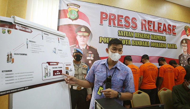 Petugas Bandara Soetta dan Pekerja Kelurahan Palsukan Surat Hasil Tes Covid-19 - Bagian 2