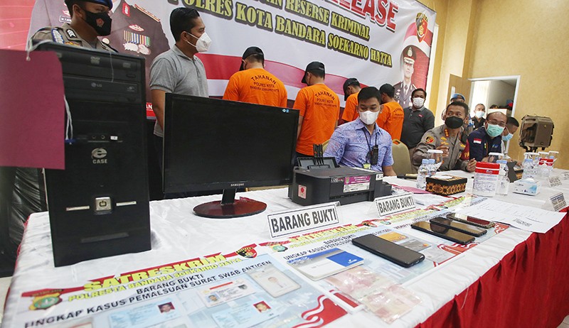 Petugas Bandara Soetta dan Pekerja Kelurahan Palsukan Surat Hasil Tes Covid-19 - Bagian 3