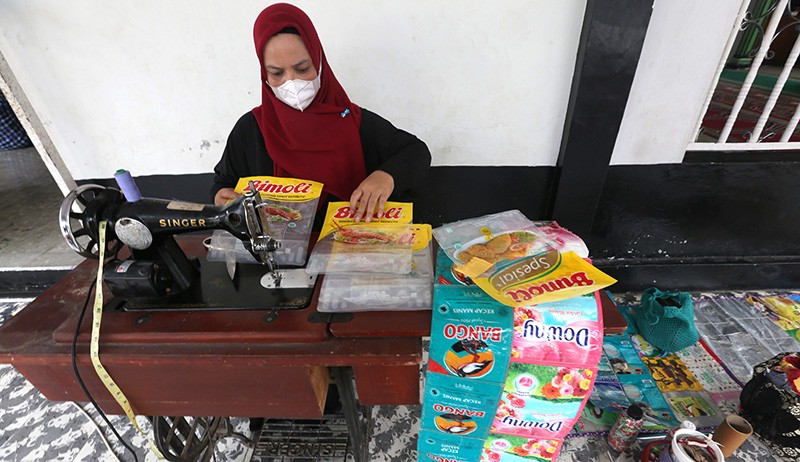 Warga Banda Aceh Pamer Produk Kerajinan Berbahan Sampah Plastik - Bagian 2
