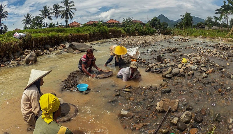 Potret Penambang Emas Tradisional di Sungai Cisero Bogor - Bagian 2