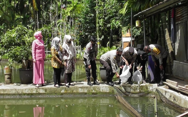 Kisah Bhabinkamtibmas di Lubuklingga Pakai Uang Pribadi Bantu Pondok Pesantren