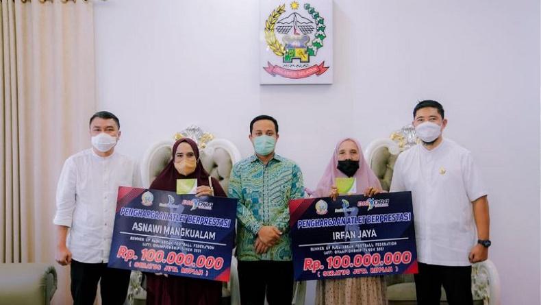 Asnawi Mangkualam dan Irfan Jaya Dapat Bonus Rp100 Juta dari Pemprov Sulsel