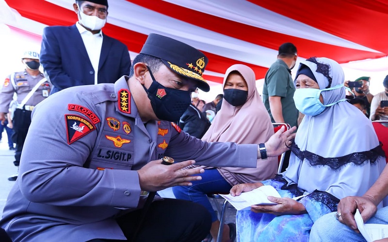 Kapolri Tinjau Vaksinasi Covid-19 di Riau, Optimistis Indonesia Bisa Hadapi Omicron