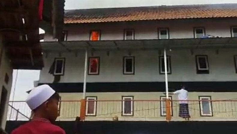 Jemaah Sholat Jumat Geger, 8 Kobong Ponpes di Cianjur Terbakar Hebat