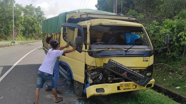 Rem Bermasalah, Truk di Bangka Barat Seruduk Kendaraan yang Terparkir