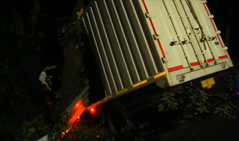 Truk Kontainer Oleng Tabrak Pohon di Tepi Jurang Lumajang, Sopir Tewas Terluka Parah 